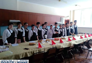 13 лютого 2019р. майстер виробничого навчання Мельник Марія Павлівна провела показовий урок з виробничого навчання в групі «Кухар, кондитер» на тему: «Приготування фаршу з м ‘яса. Вимоги до якості».